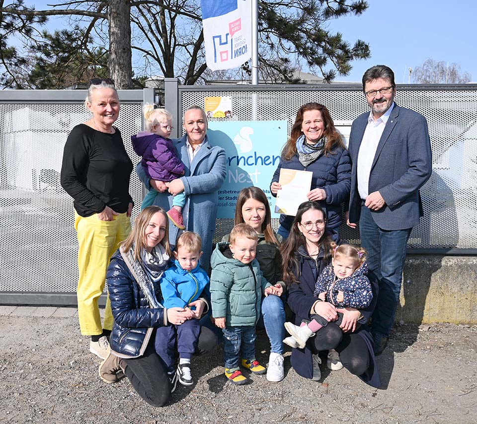 StR Maria van Dyck, Raphaela mit Sandra Schüssler,Tanja Wöber mit Tobias, Katja Judmann mit Clemens, Verena Barth-Schiefer mit Luna, Karin Growas und Bgm. Gerhard Lentschig Foto: Gabriele Hohenegger